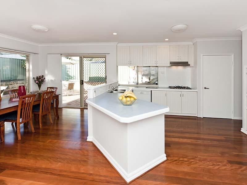 6a Knox Cres, Melville WA 6156