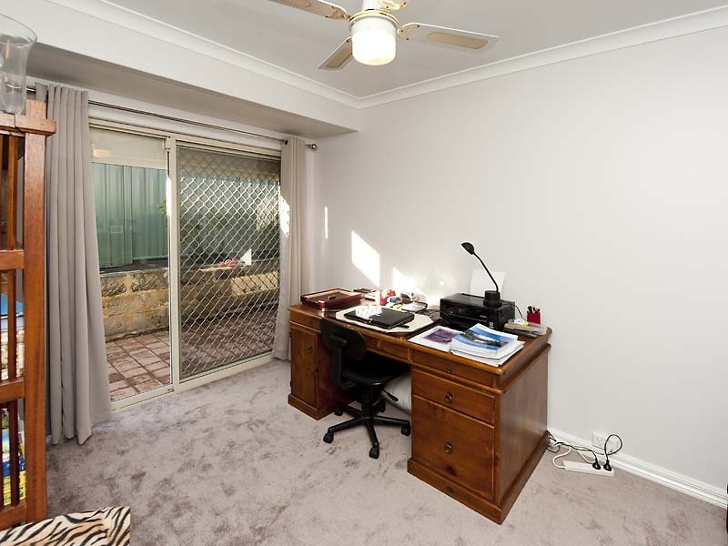 6a Knox Cres, Melville WA 6156