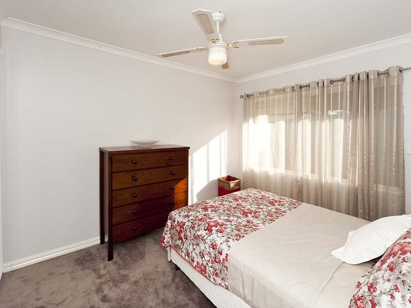 6a Knox Cres, Melville WA 6156