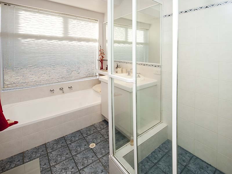 6a Knox Cres, Melville WA 6156
