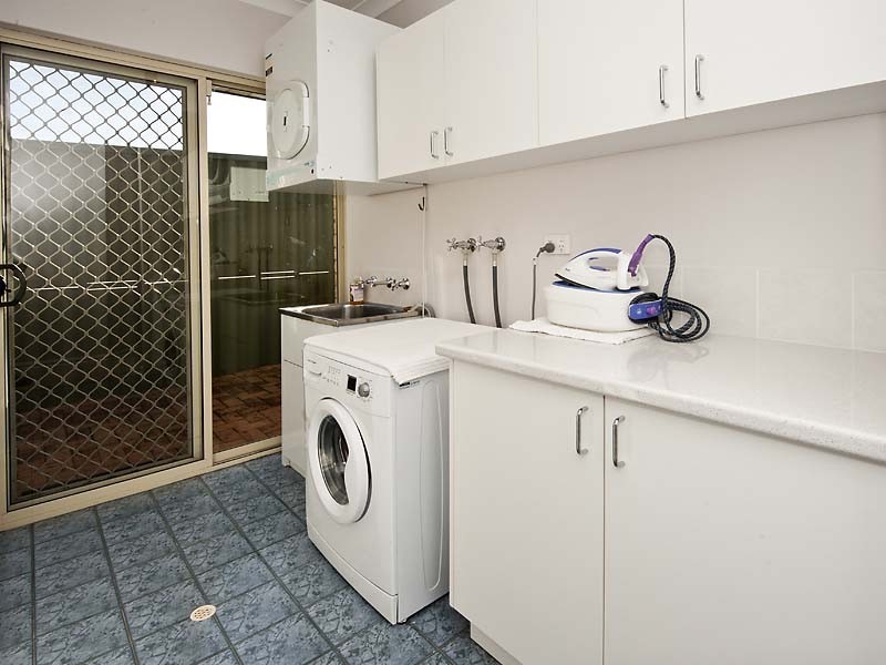 6a Knox Cres, Melville WA 6156