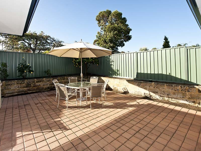 6a Knox Cres, Melville WA 6156
