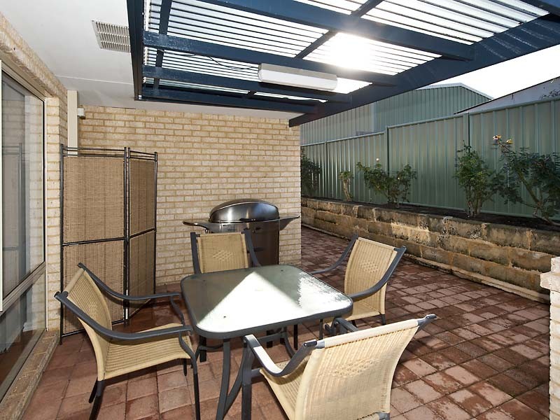 6a Knox Cres, Melville WA 6156