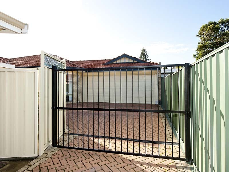 6a Knox Cres, Melville WA 6156