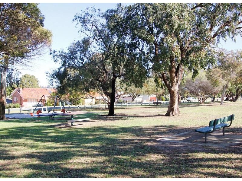 24a McLean St, Melville WA 6156