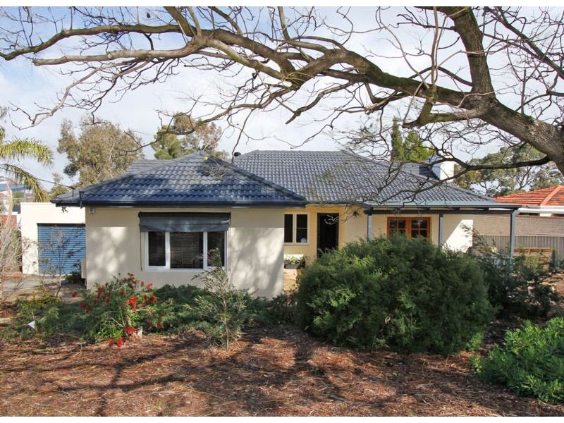 3 Redwood Cres, Melville WA 6156