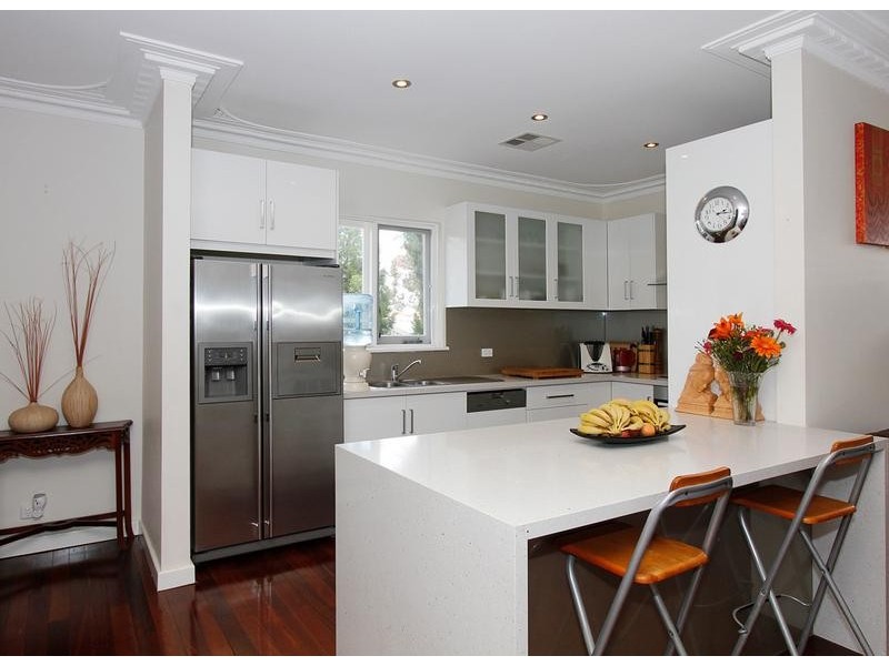 3 Redwood Cres, Melville WA 6156