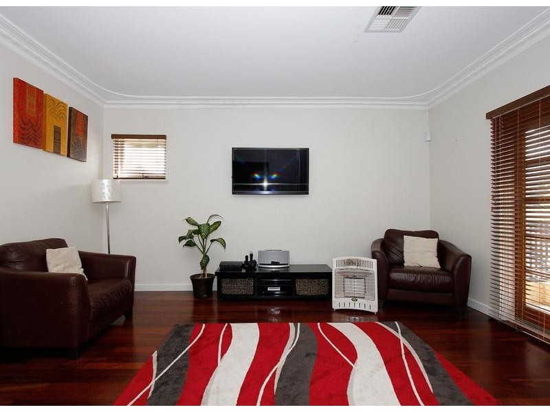 3 Redwood Cres, Melville WA 6156