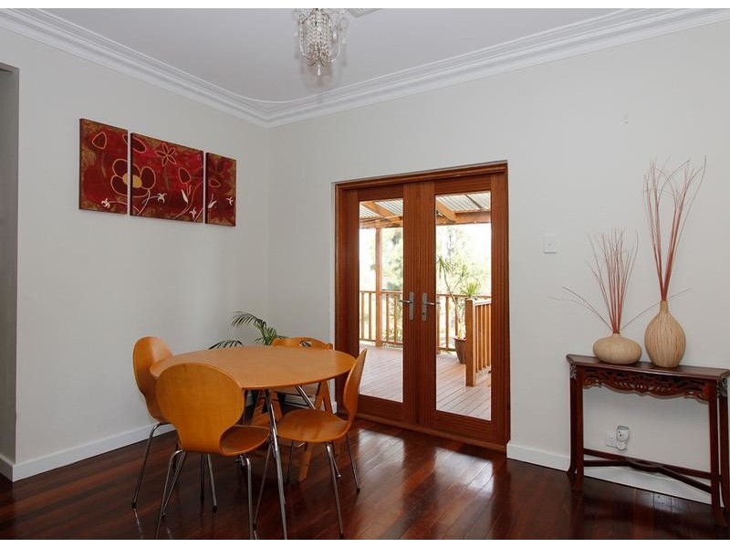 3 Redwood Cres, Melville WA 6156