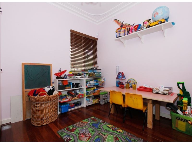 3 Redwood Cres, Melville WA 6156