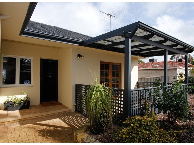 3 Redwood Cres, Melville WA 6156