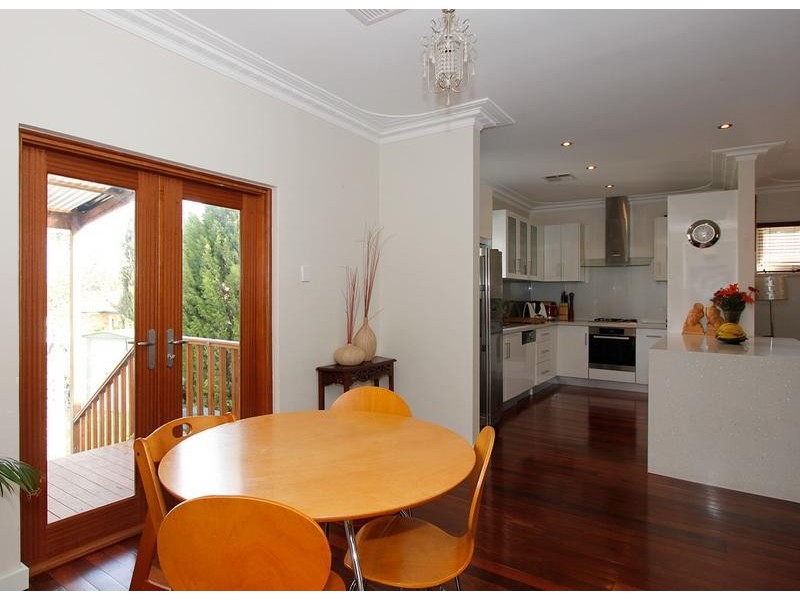 3 Redwood Cres, Melville WA 6156