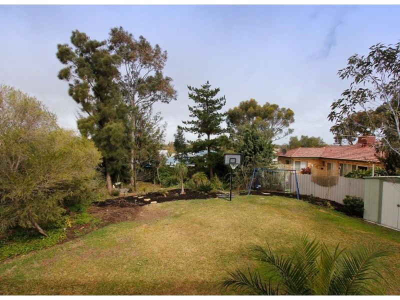 3 Redwood Cres, Melville WA 6156