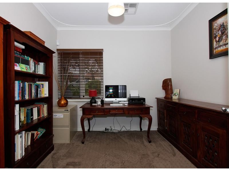 3 Redwood Cres, Melville WA 6156