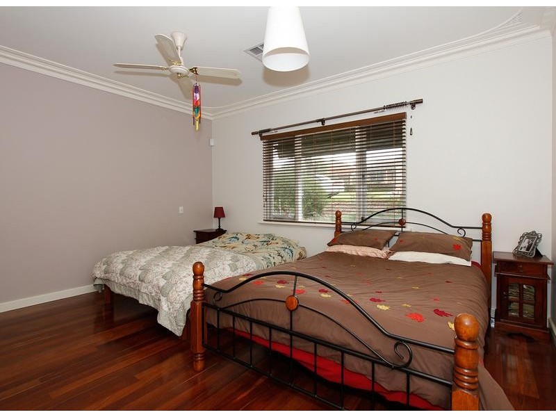 3 Redwood Cres, Melville WA 6156