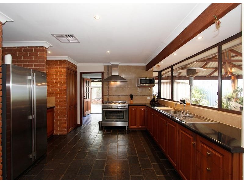 11 Lakeview Place, Bibra Lake WA 6163