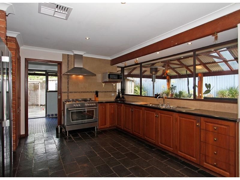 11 Lakeview Place, Bibra Lake WA 6163