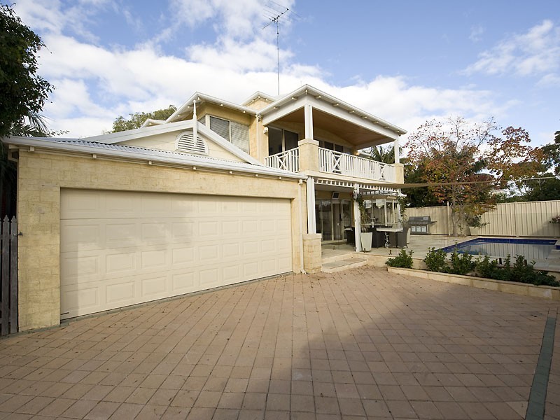 1a Milne St, Bicton WA 6157