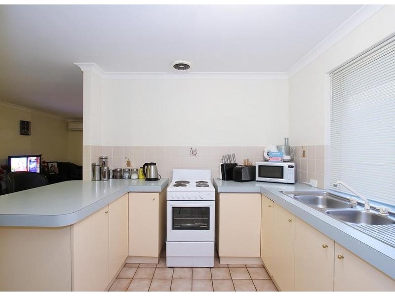 2/10 Oriana St, Belmont WA 6104