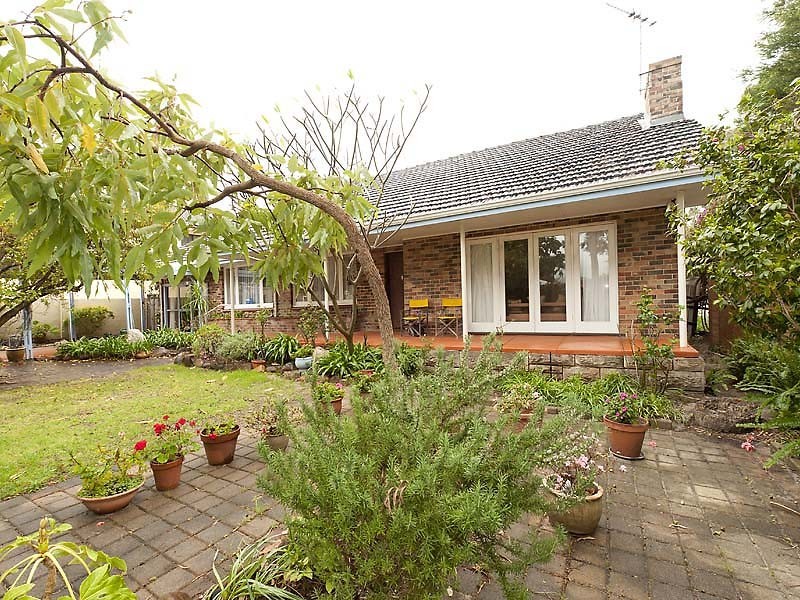7 Reynolds Rd, Applecross WA 6153