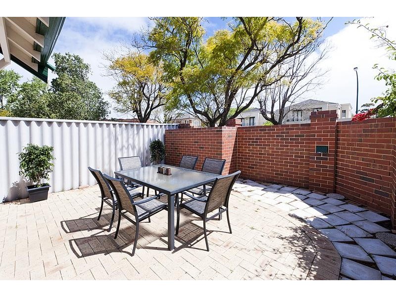 8 Forbes Rd, Applecross WA 6153