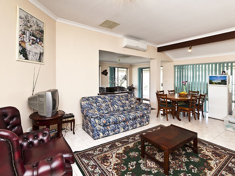 4 Kurrat Elbow, South Guildford WA 6055
