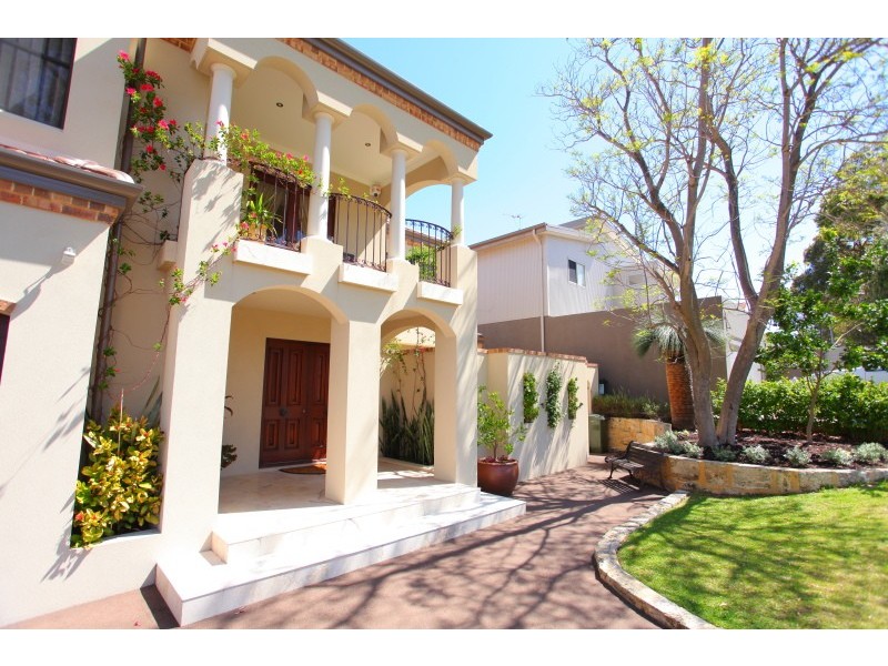 70 Kitchener Road, Melville WA 6156