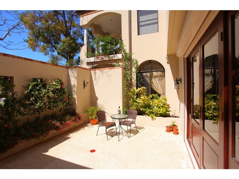 70 Kitchener Road, Melville WA 6156