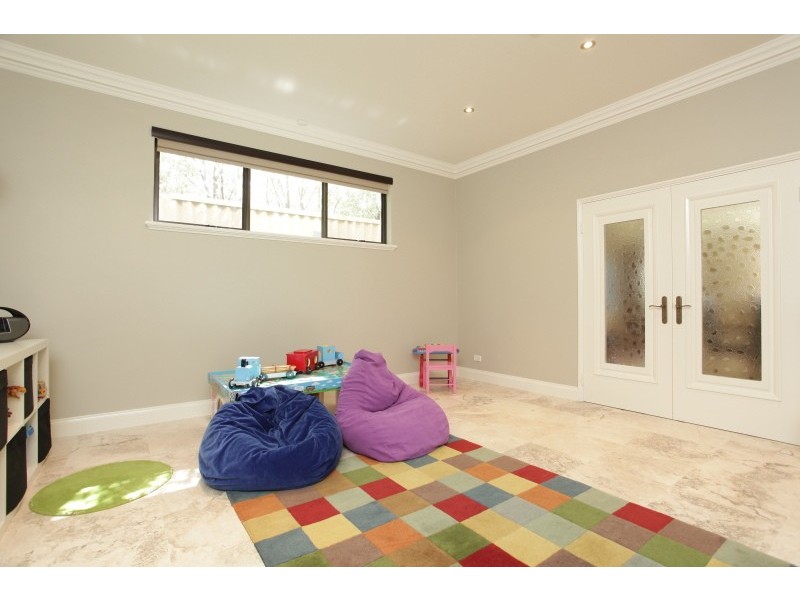 70 Kitchener Road, Melville WA 6156