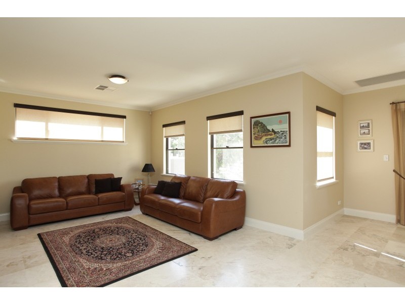 70 Kitchener Road, Melville WA 6156