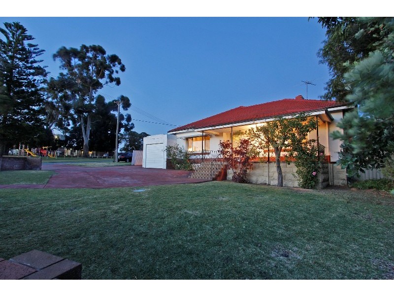 22 Redwood Crescent, Melville WA 6156