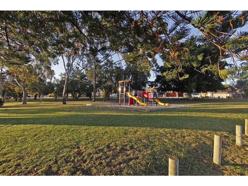 22 Redwood Crescent, Melville WA 6156