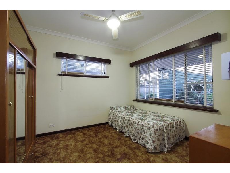 22 Redwood Crescent, Melville WA 6156