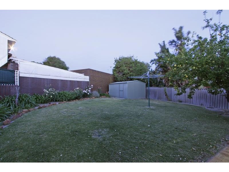 22 Redwood Crescent, Melville WA 6156