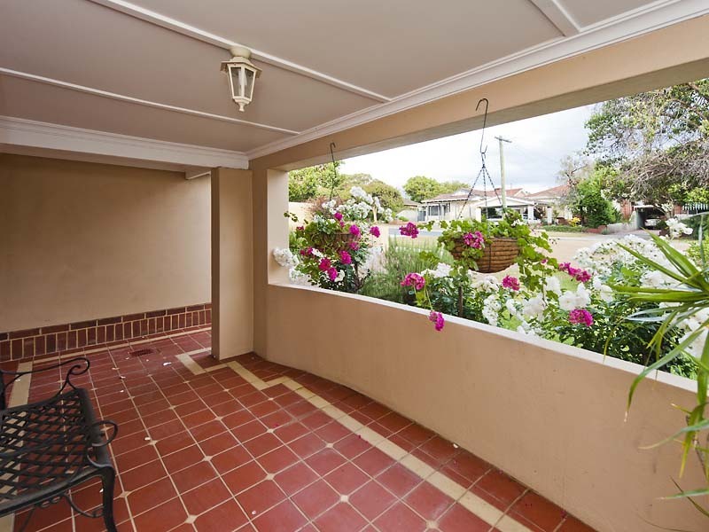 6 Oxford St, Kensington WA 6151