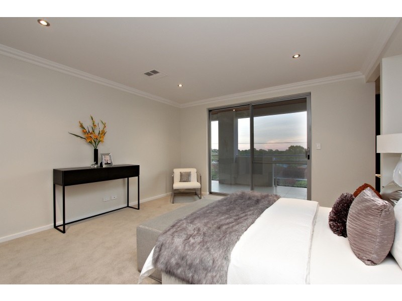 27B McCoy Street, Melville WA 6156