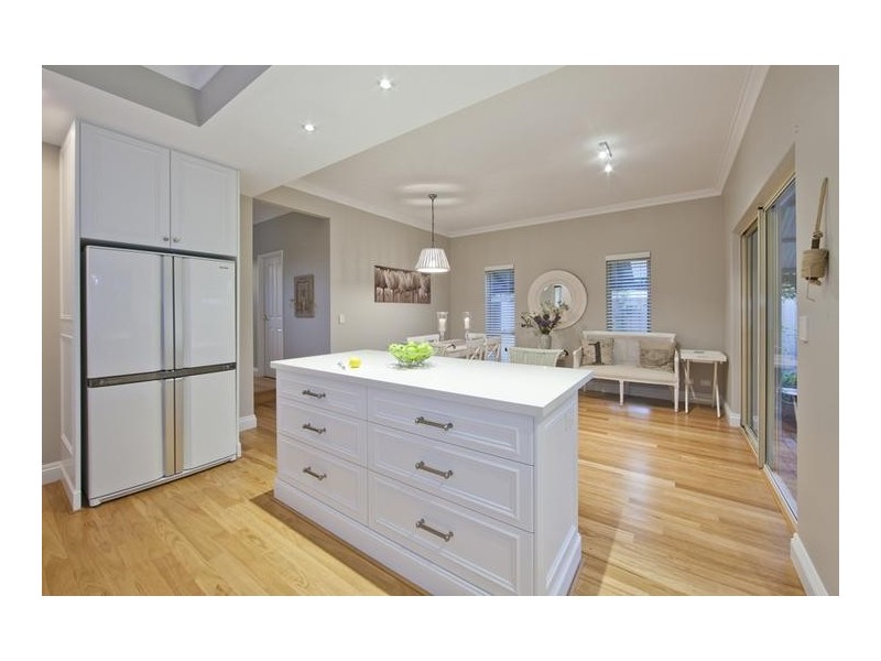 25 Doney Street, Alfred Cove WA 6154