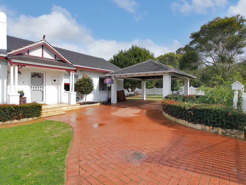 2 Perkins Road, Melville WA 6156