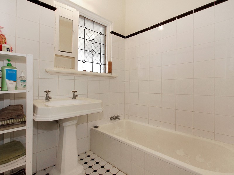 2 Perkins Road, Melville WA 6156