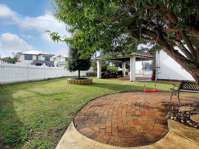 2 Perkins Road, Melville WA 6156