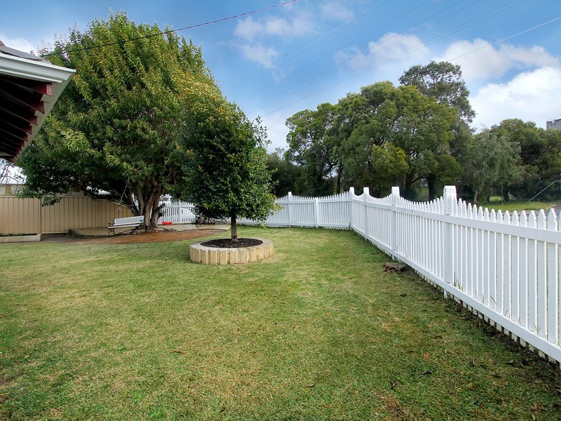 2 Perkins Road, Melville WA 6156