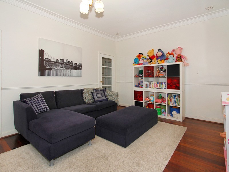 2 Perkins Road, Melville WA 6156