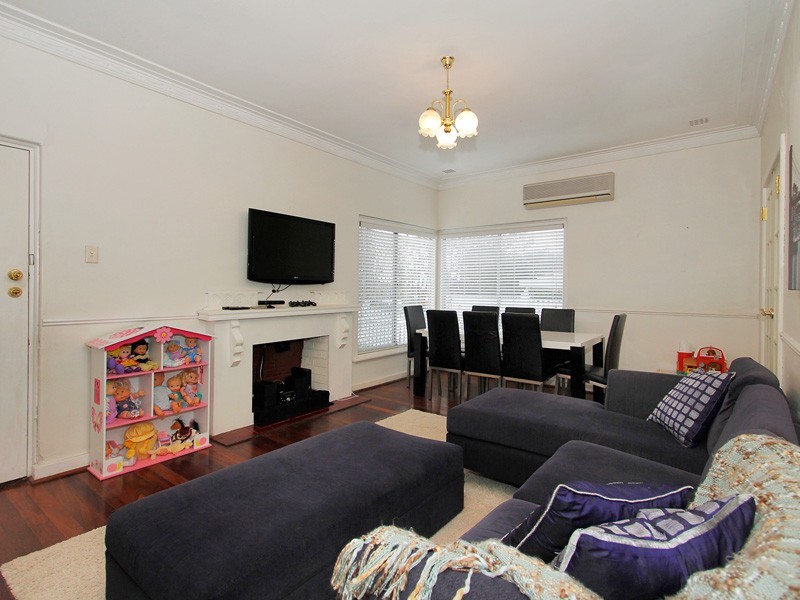 2 Perkins Road, Melville WA 6156