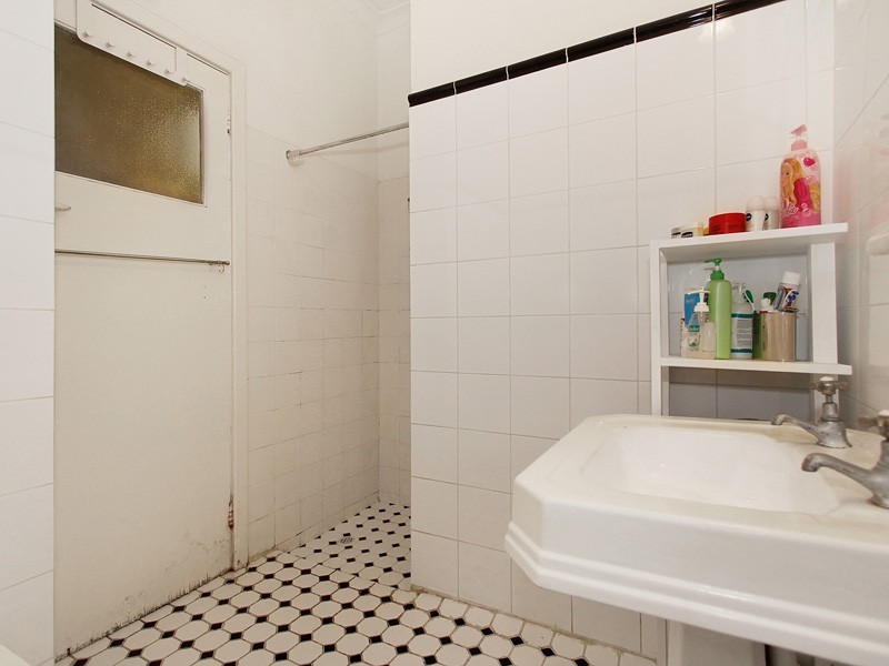 2 Perkins Road, Melville WA 6156