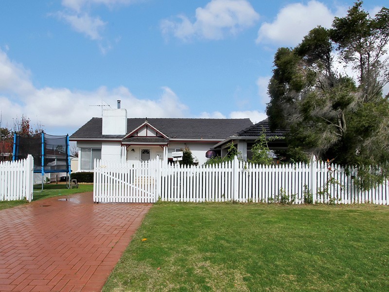 2 Perkins Road, Melville WA 6156