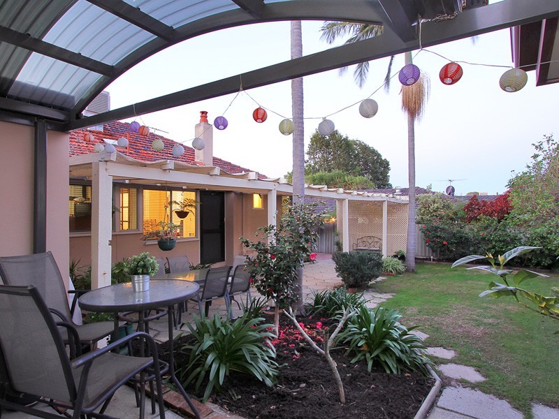 9 Queens Road, Mount Pleasant WA 6153