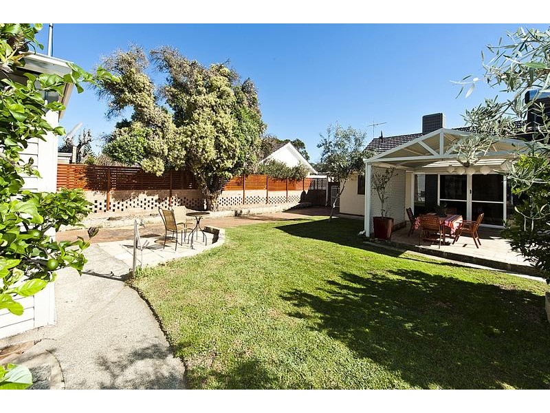 27 Windfield Road, Melville WA 6156