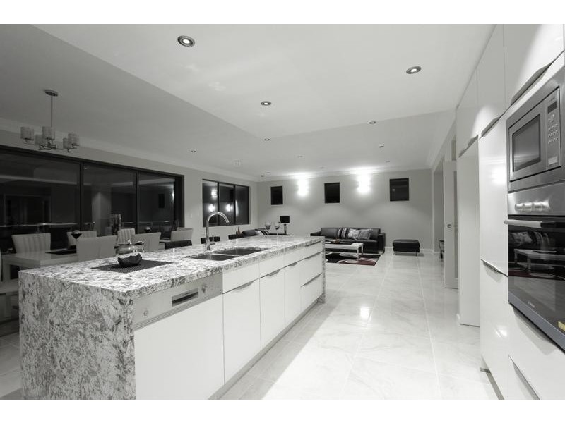 7 Podman Loop, North Coogee WA 6163