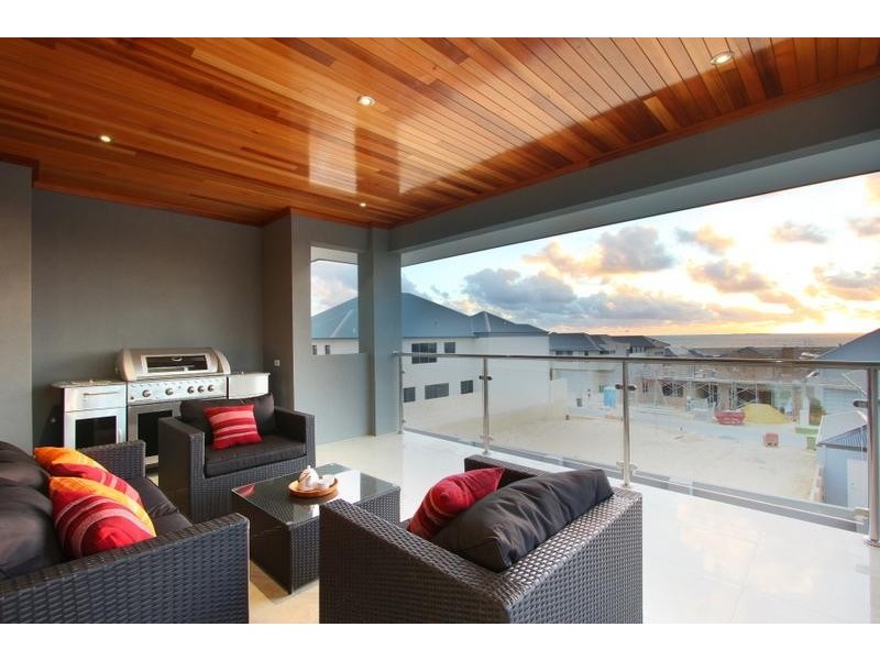 7 Podman Loop, North Coogee WA 6163