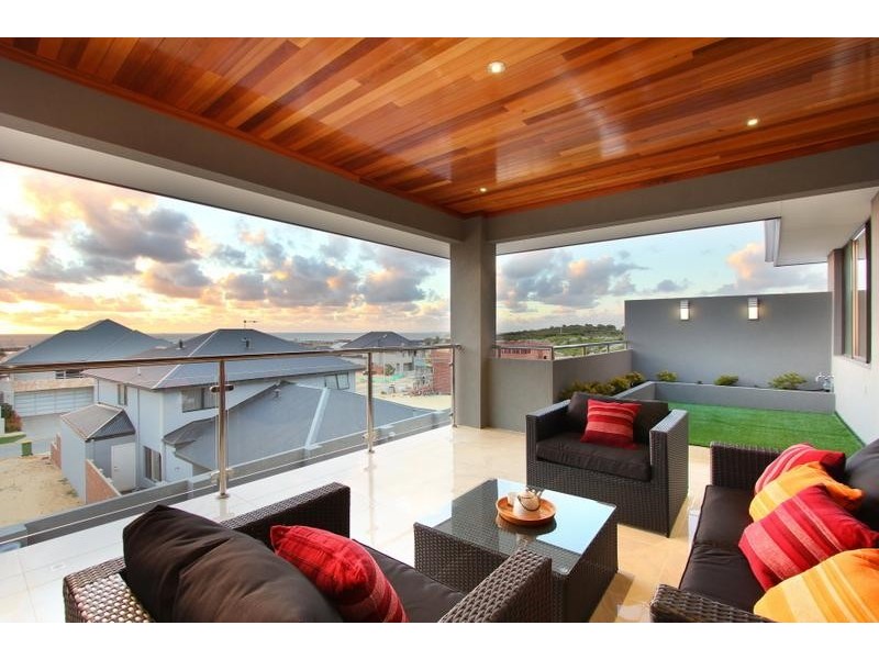 7 Podman Loop, North Coogee WA 6163